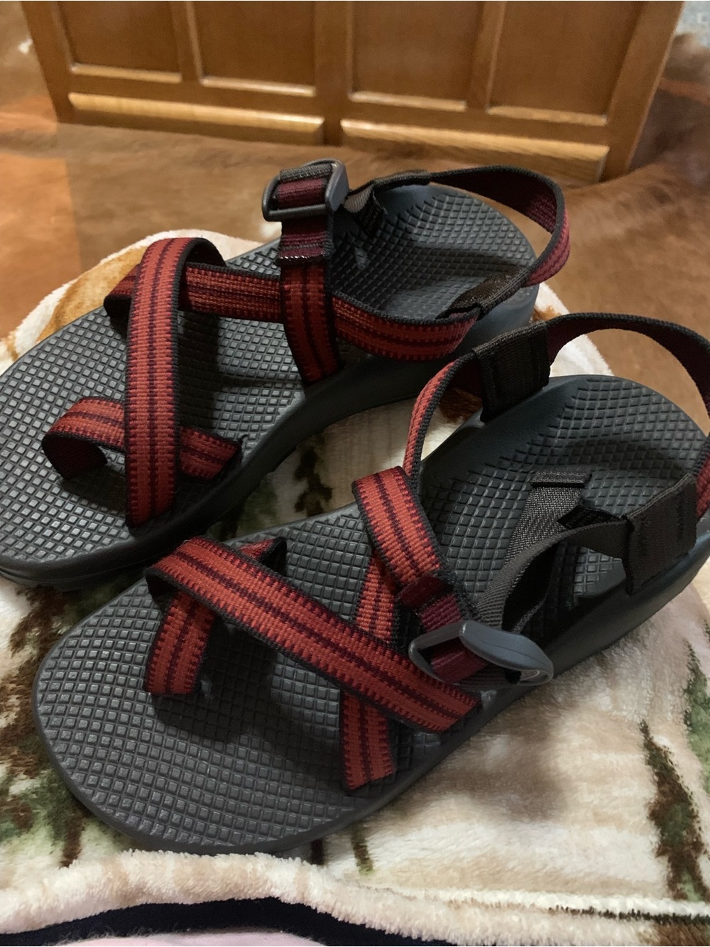 Women’s Chacos with a Thick Vibram Sole for Hiking Camping Water Sports Sz 8